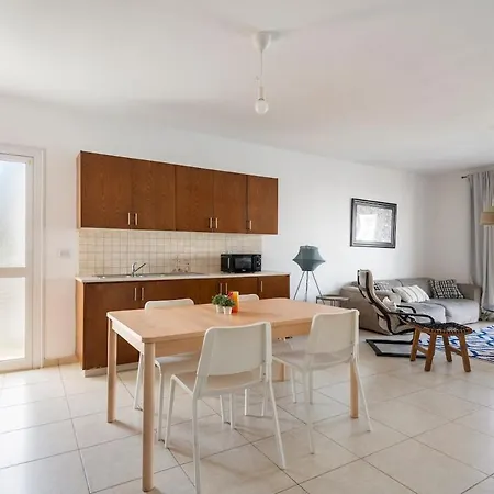 Appartement Center, Walking To The *