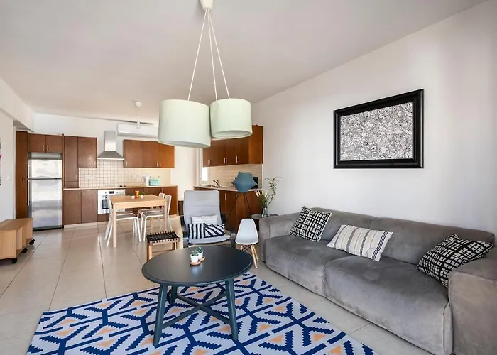 Center, Walking To The Larnaca