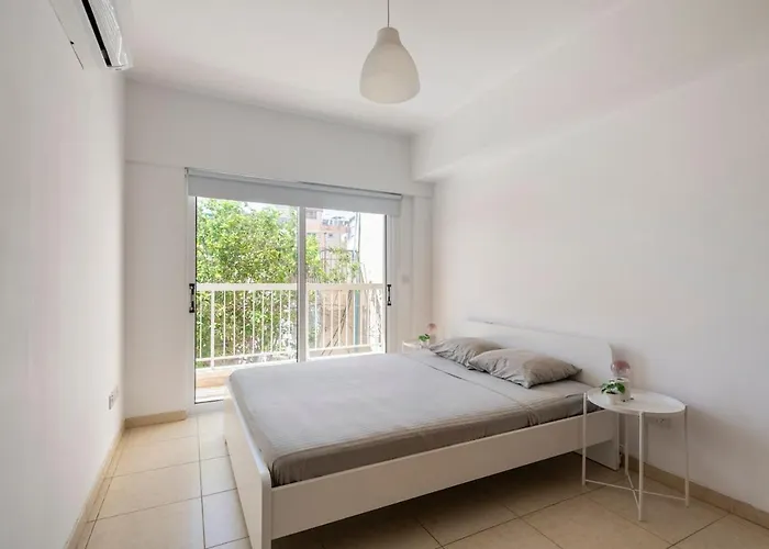 Center, Walking To The Appartement