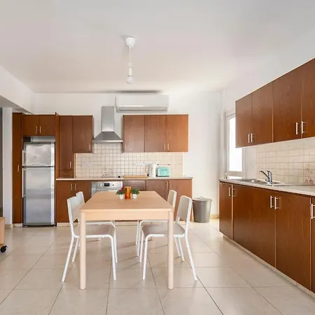 Center, Walking To The דירה *