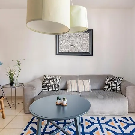 Center, Walking To The דירה לרנקה