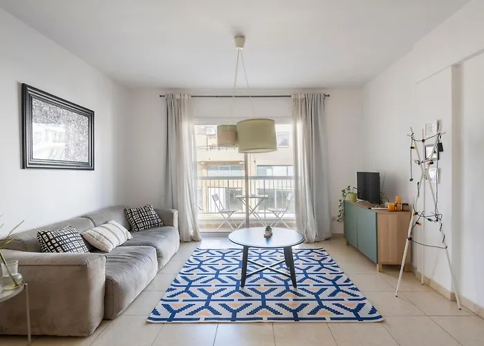 Center, Walking To The Apartament