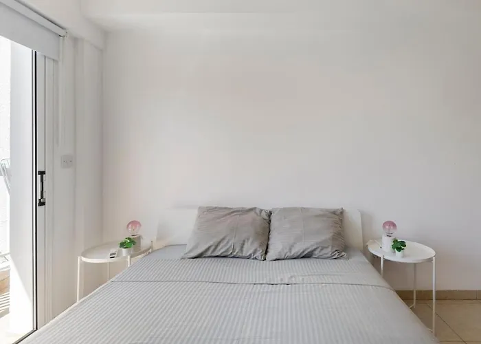 Apartament Center, Walking To The