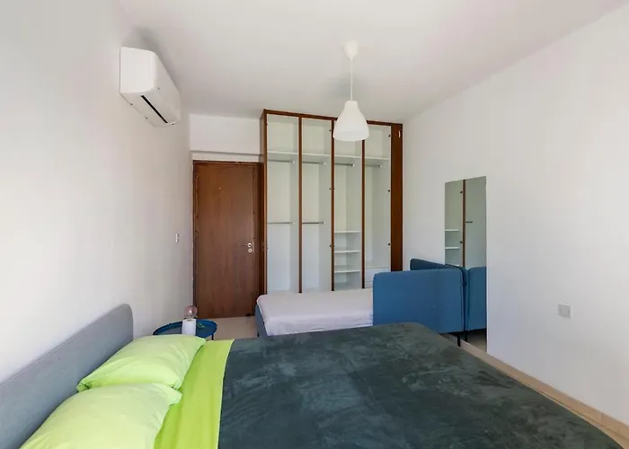 Center, Walking To The Ларнака